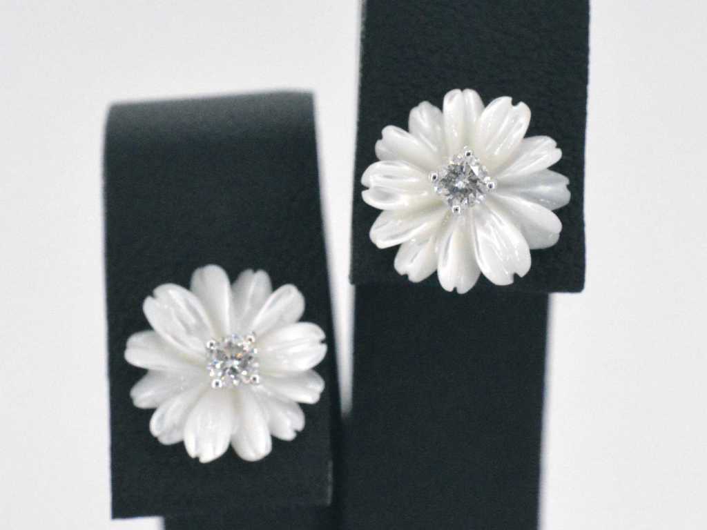 Witgouden oorbellen met 0.18 carat diamanten en parelmoer edele bloem