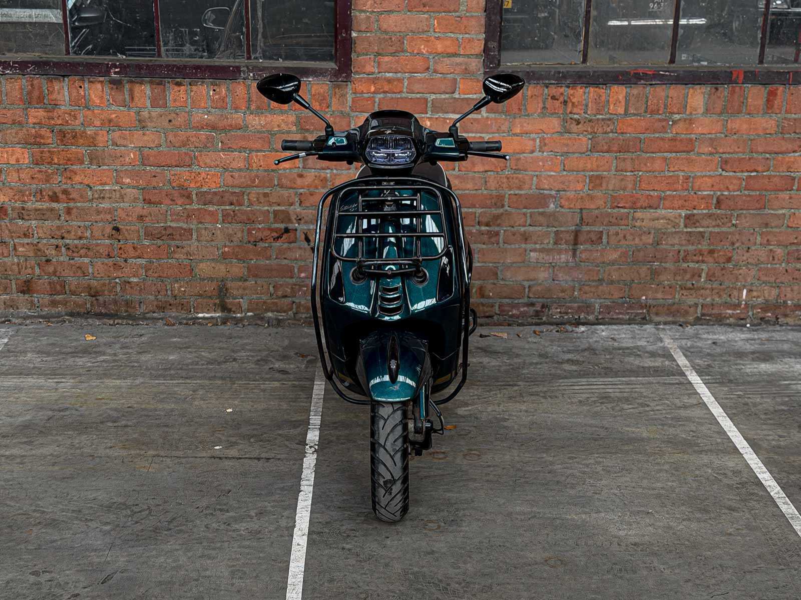 Piaggio Vespa Sprint 4T Sport 80cc (CUSTOM) -AKRAPOVIC- 2014 Scooter, F-277-ZH