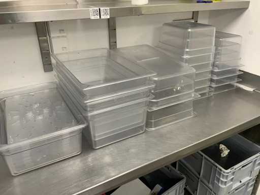 Ró?ne plastikowe pojemniki gastronomiczne