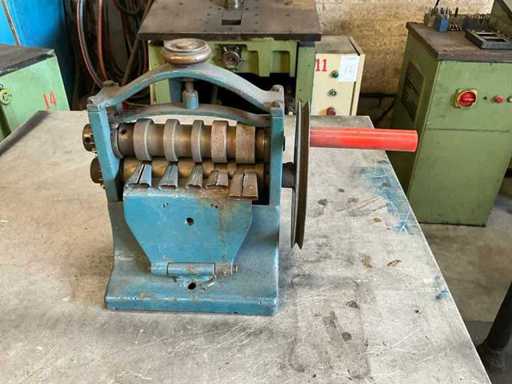 Hand-held moulding roller