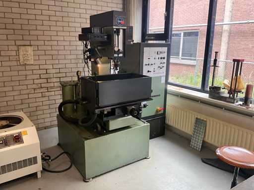 AEG-ELOTHERM ELBOMAT 111S Stempelsenkende EDM-Maschine