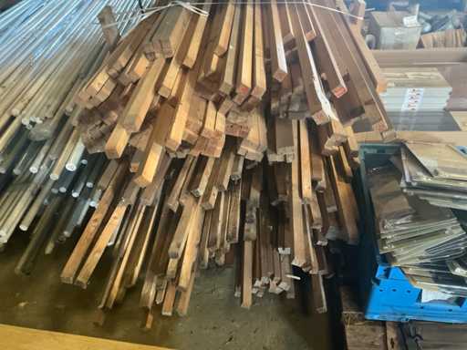 Lot de lattes de bois