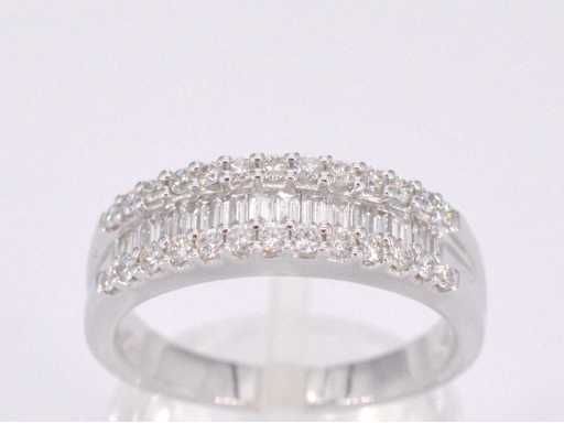 White gold ring with brilliant and baguette diamonds