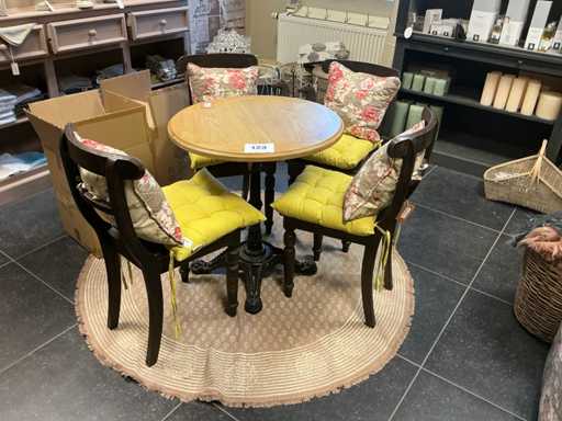 Eetkamertafel met 4 stoelen