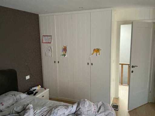 Armadio a muro incassato + mobile a muro d'angolo