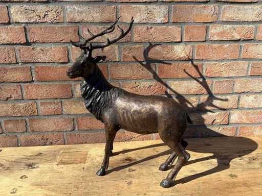 Scultura in bronzo cervo