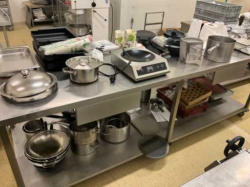 Lot de divers ustensiles et accessoires de cuisine