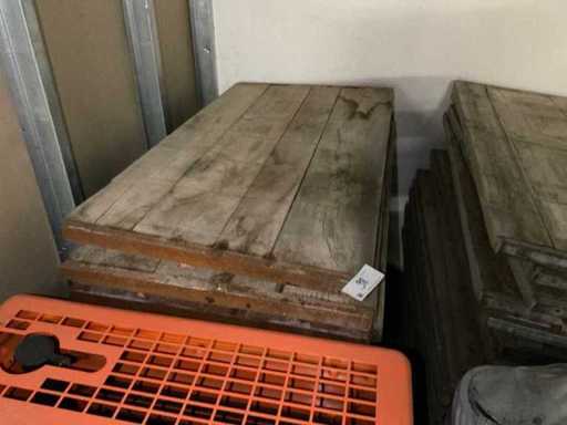 Perete despărțitor de piatră - panouri din lemn pe șantierul de construcții