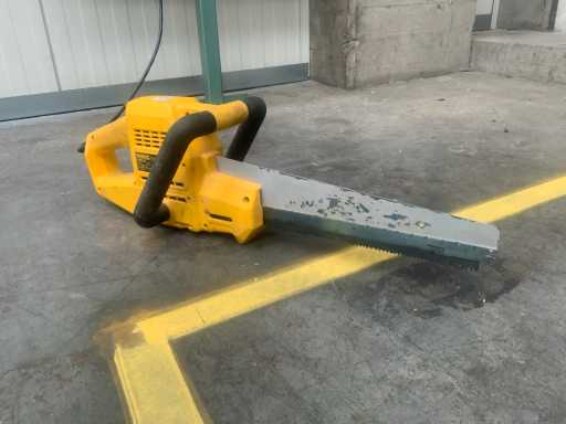 2010 DeWalt DW391 Scie à main électrique