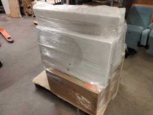 Eine Palette voller Waschbecken usw. usf.