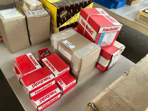 Haubold Batch of staples and screws and nails