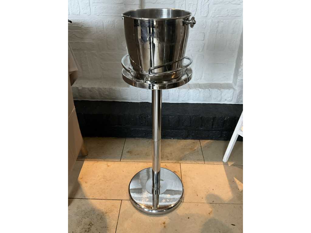 5 stainless steel ice buckets, 4 stainless steel stands and 1 ice cube bucket