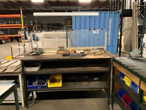 Arbeitstisch mit Beleuchtung