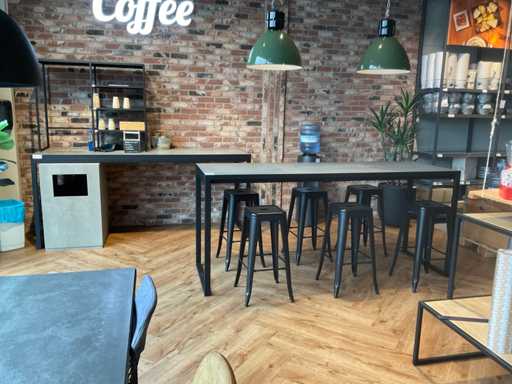 Tavolo da bar con sgabelli e mobili da caffè
