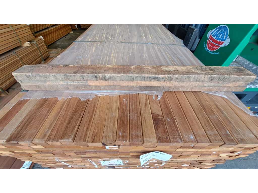 Planches de bois dur Basralocus 27x40mm, longueur 335cm (384x)