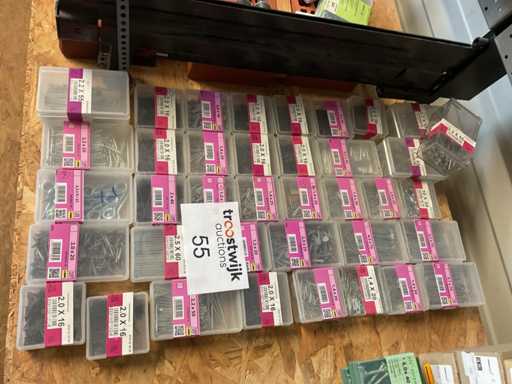 Doosjes nagels schroeven