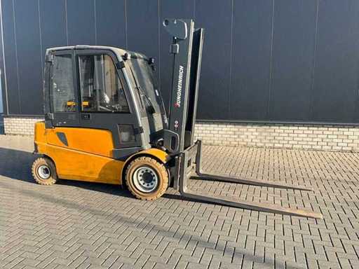 Wagon élévateur Jungheinrich EFG550 2011