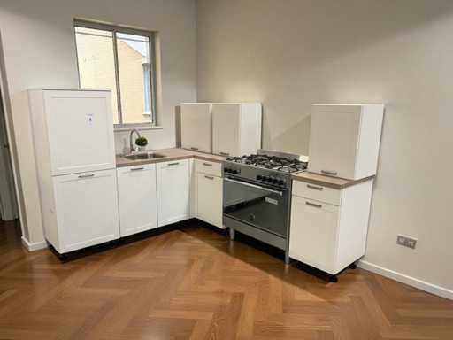 Hoekopgestelde showroomkeuken