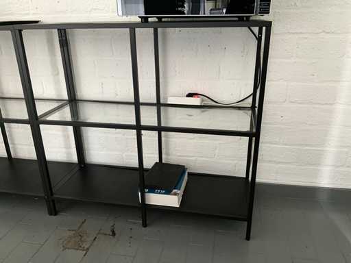 Metalen opbergrekje voorzien van 3 leggers waaronder 1 in glas (2x)