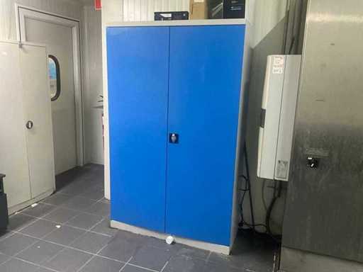 Various metal filing cabinets (2x)