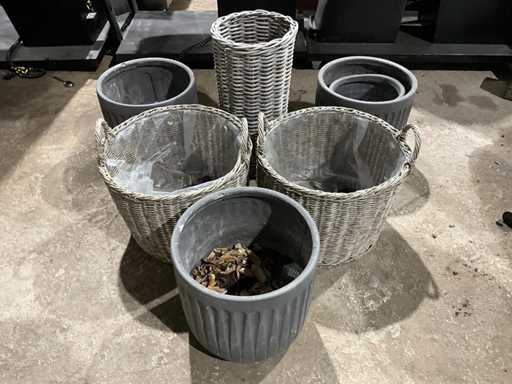 Charge von Pflanzgefäßen und Körben