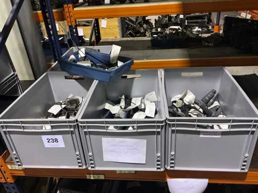 Homme : Divers interrupteurs et électroniques