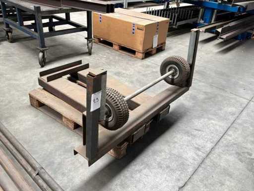 Lifting chair for roof sheets