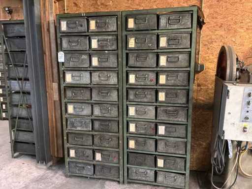 Armoire métallique incluant le contenu (5x)