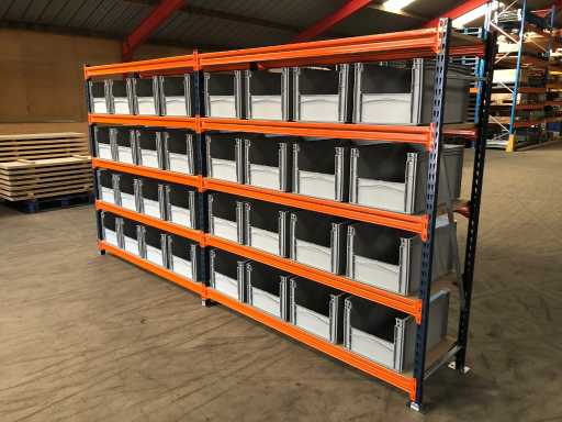 Legbordstelling incl 32 grote magazijnbakken. 