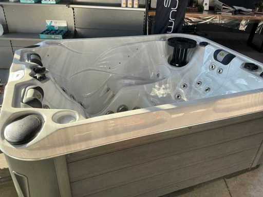 Furniture showroom Jacuzzis and vehicles due to bankruptcy Stefaan Aelterman