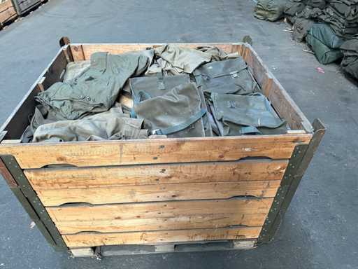 Charge verschiedener Armeehosen und Militärtaschen