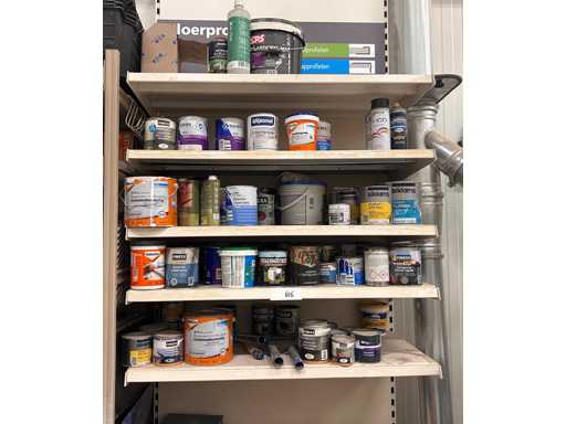 Étagères de magasins avec du contenu