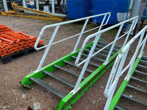 Scară de oțel cu platformă