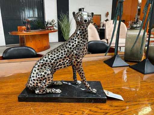 Statue assise du guépard