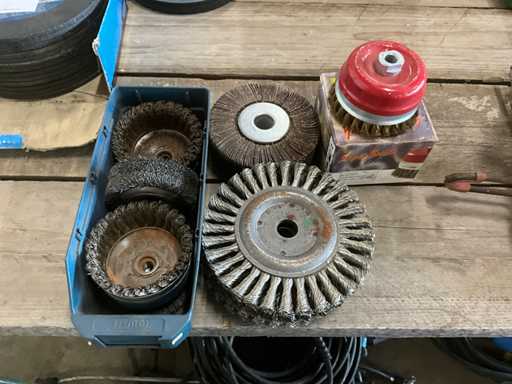 Batch of wire brushes