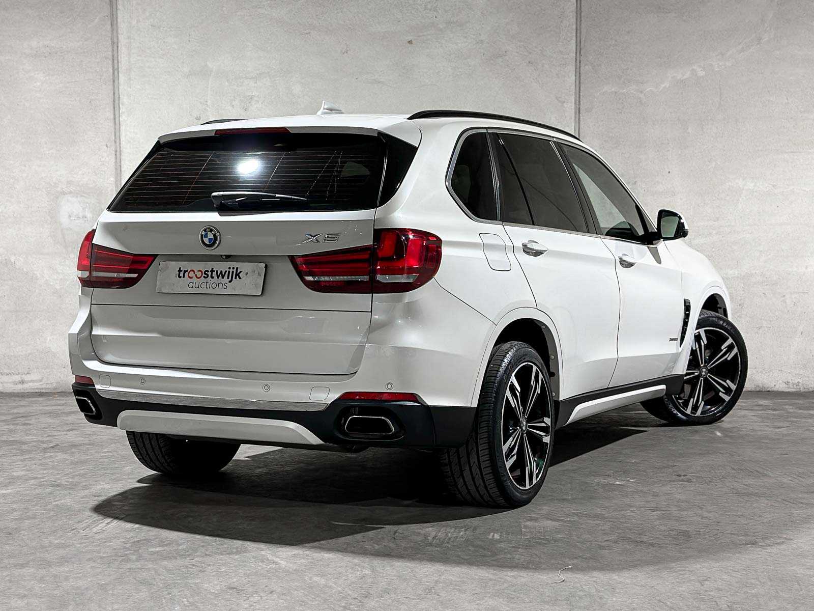 BMW X5 xDrive50i 4.4 V8 High Executive 449pk 2014, J-094-RR