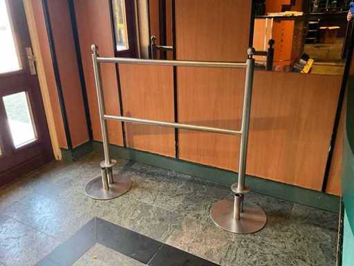 Stalowy rack ze stali nierdzewnej