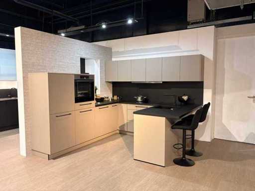 Nolte – kuchnia w salonie z urządzeniami Pelgrim