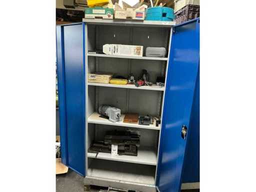 Armadio a porta incernierata con contenuti