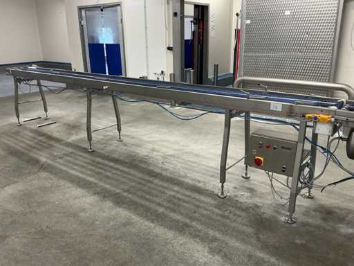 Sealpac Food tray conveyor
