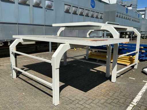 Large metal constructions (2x)