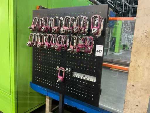 Rud levant les yeux sur le cadre