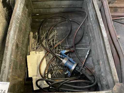 Rozrzutnik w stalowym pojemniku