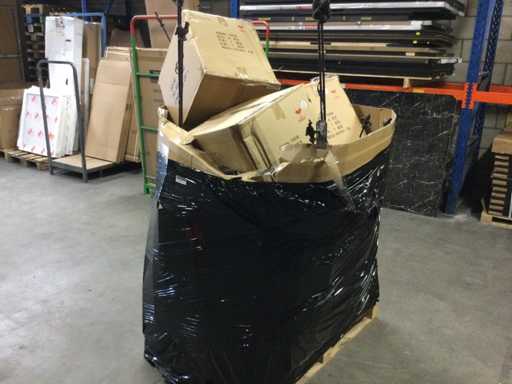 Palet plin de articole de uz casnic ?i de gr?din?.