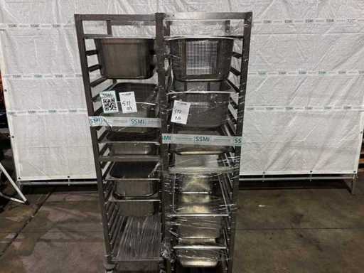 Keuken- en cateringgerei op karren (2x)