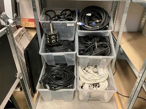 Verschiedene Strom- und Audiokabel