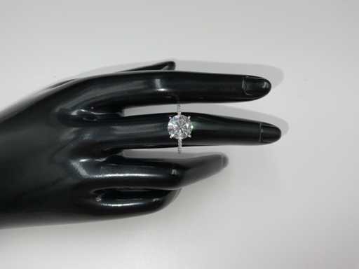 Anello in oro bianco 14 carati con 3,33 carati diamante.