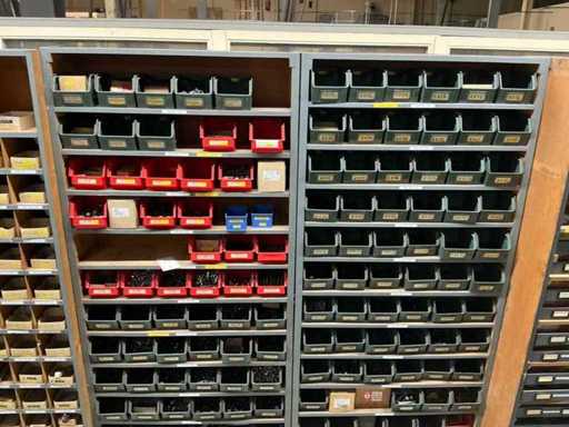 Grote hoeveelheid bevestigingsmateriaal met planksysteem
