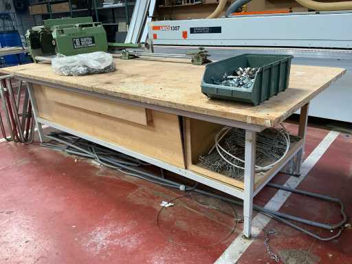 Sturdy workbench - adjustable legs