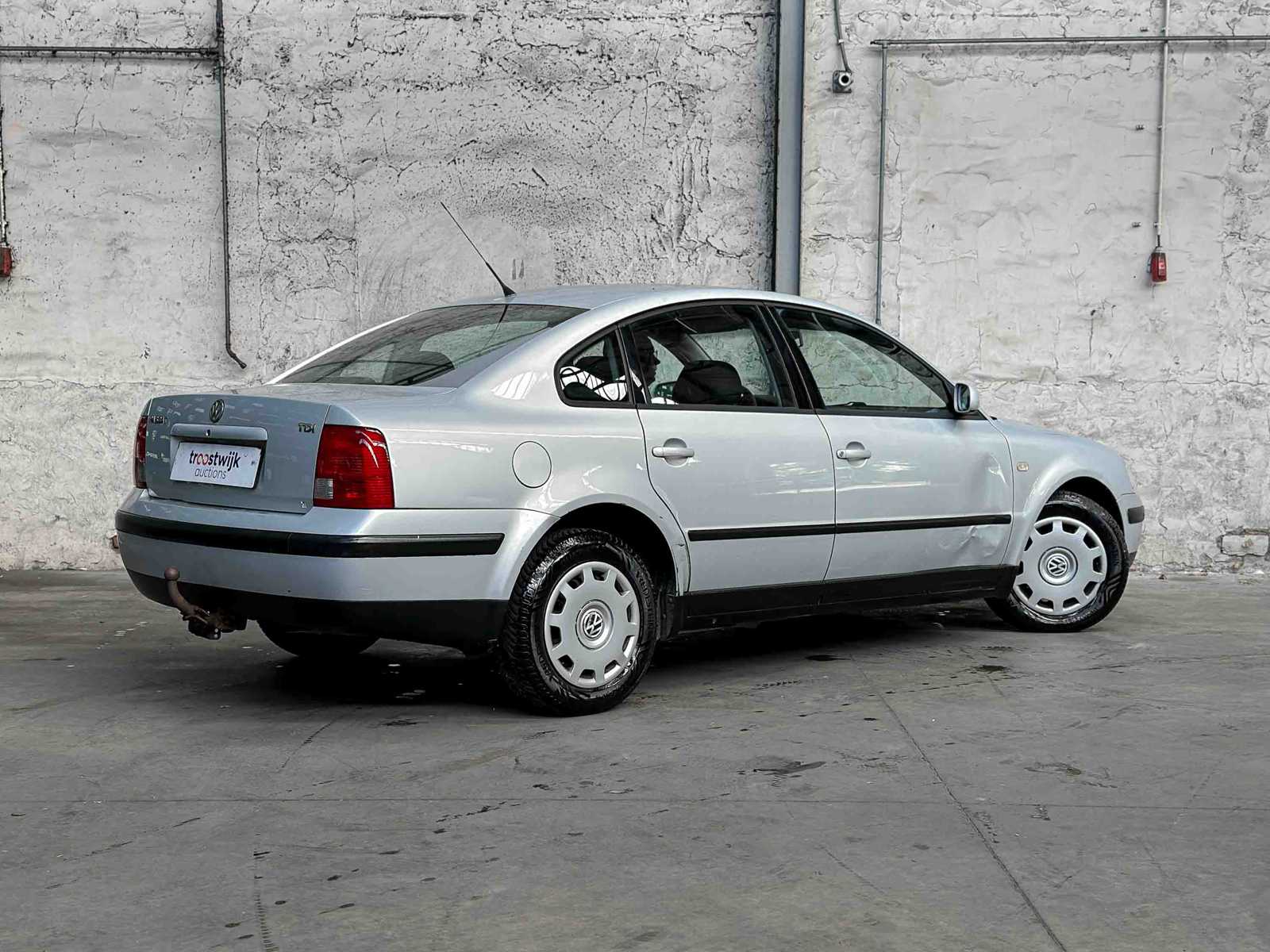 Volkswagen Passat 1.9 TDI Trendline 90pk 2000, 06-FD-FF